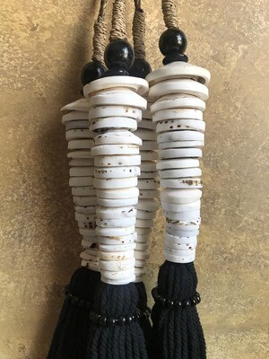 Shell Tassel - Natural/Black