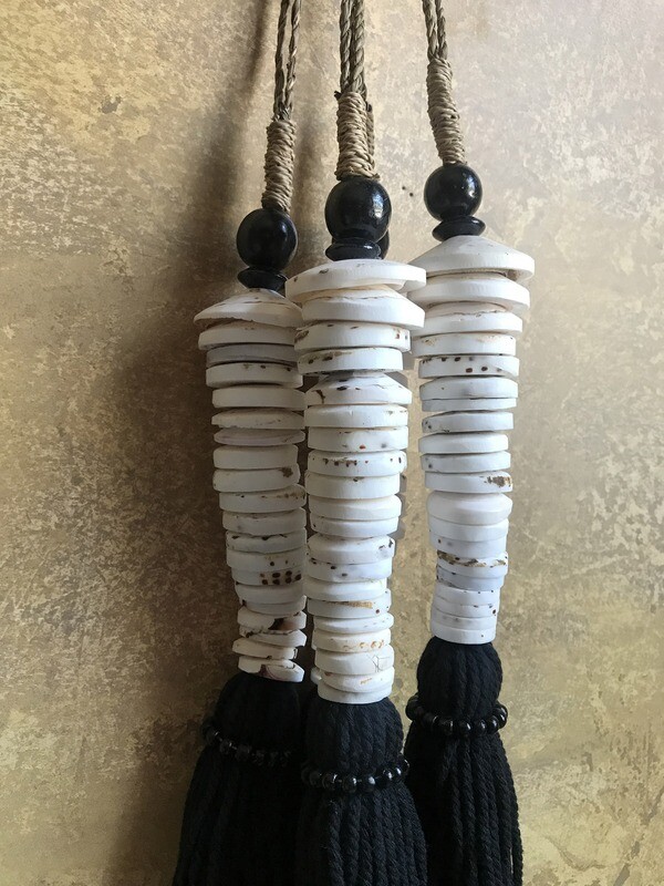 Shell Tassel - Natural/Black