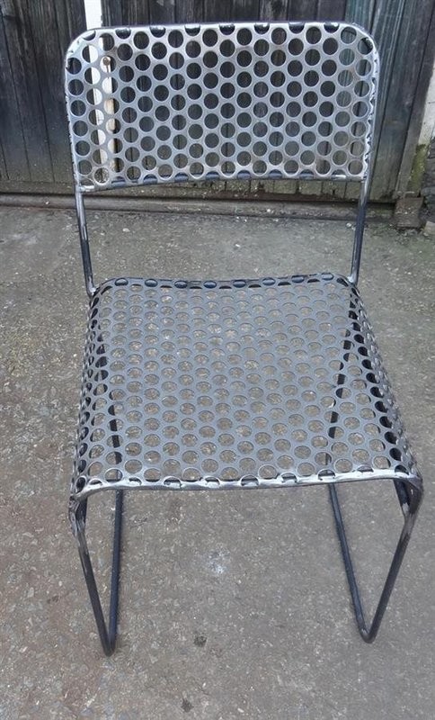 Chaise tôle perforée, design industriel