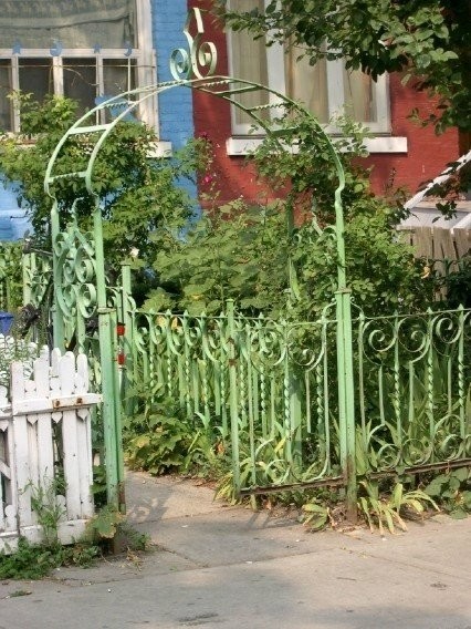 Arche d'entrée de jardin en fer forgé