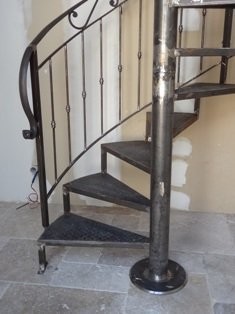 Escalier hélicoïdal avec sa rambarde en fer forgé artisanal