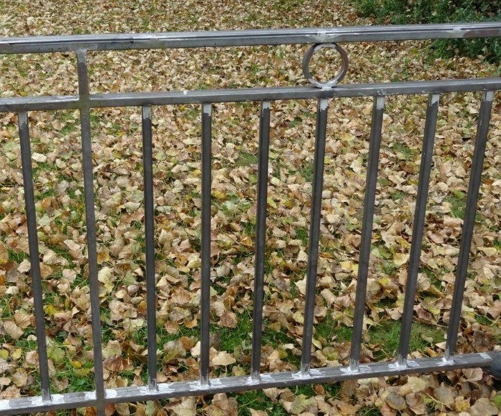 Balcon Neuilly en tube 4 x 2cm,simple,élégant,robuste