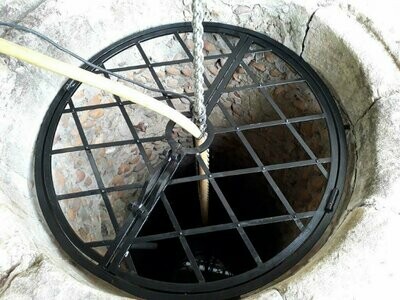 grille de puits avec un orifice pour passer un tuyau d 'eau. diamètre 100 cm