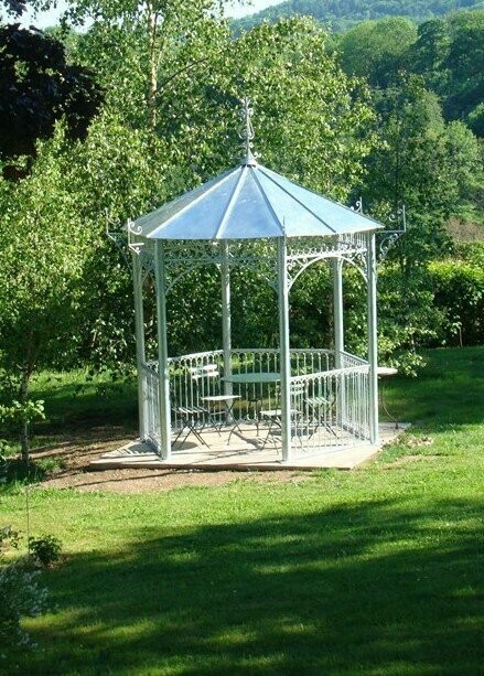 kiosque en fer forgé et toit tôle zinguée,3m x 350 cm de haut,superbe