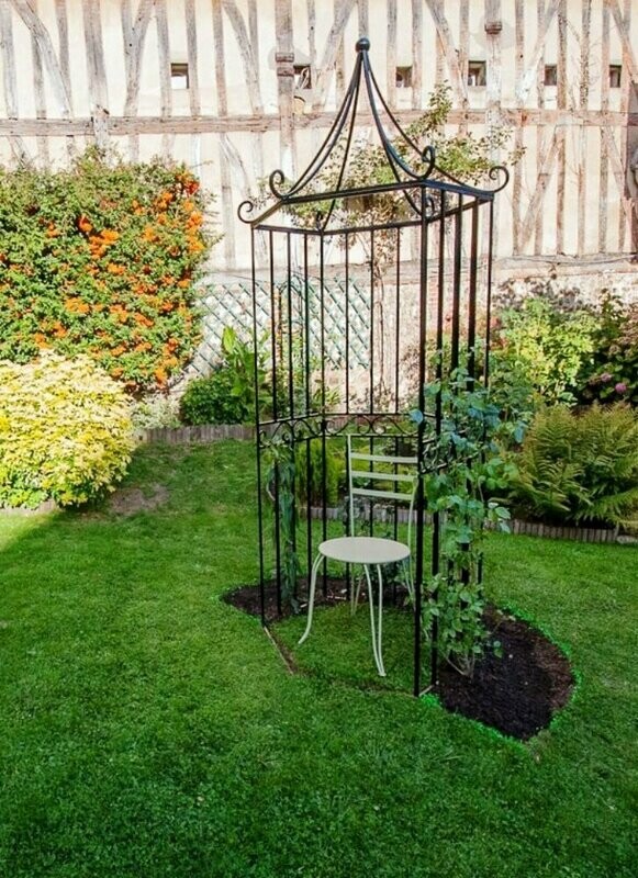 gloriette pour petits espaces,superbe,80 cm de large,fer plein