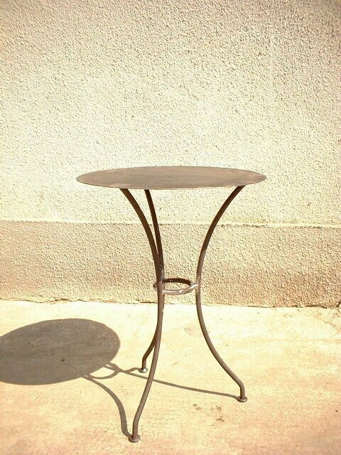petite table de café tripode,fer plein,plateau rond en tôle