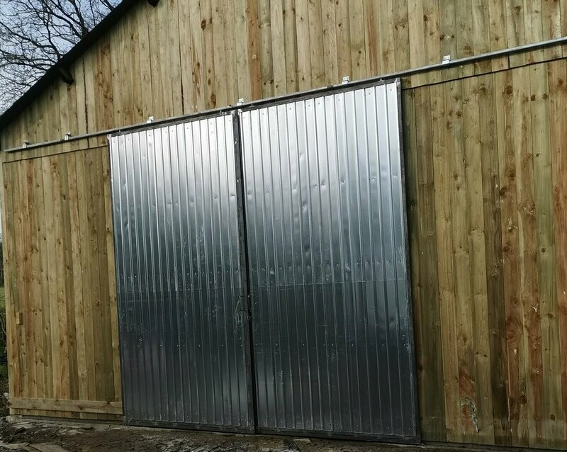 portail coulissant pour hangar, maison en fer et tôle