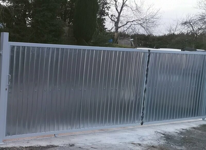 portail coulissant sur rail avec poteaux se soutien ,roulettes,fermetures