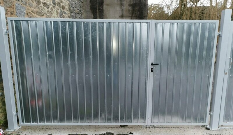 portail en deux vantaux ouvrant complètement