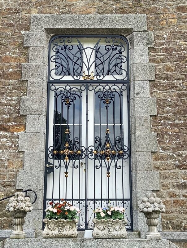 portail de protection en fer forgé pour un château