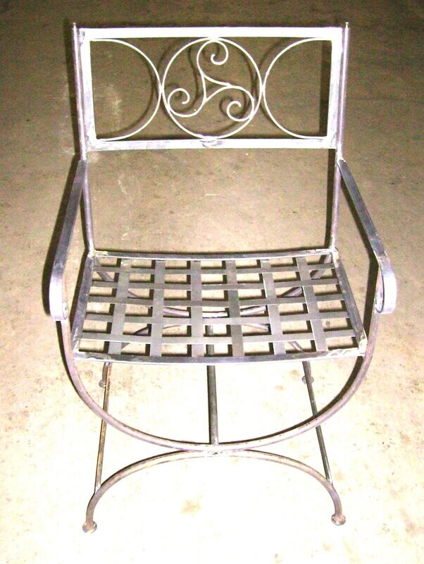 chaise ou fauteuil avec un motif sur demande dans le dossier