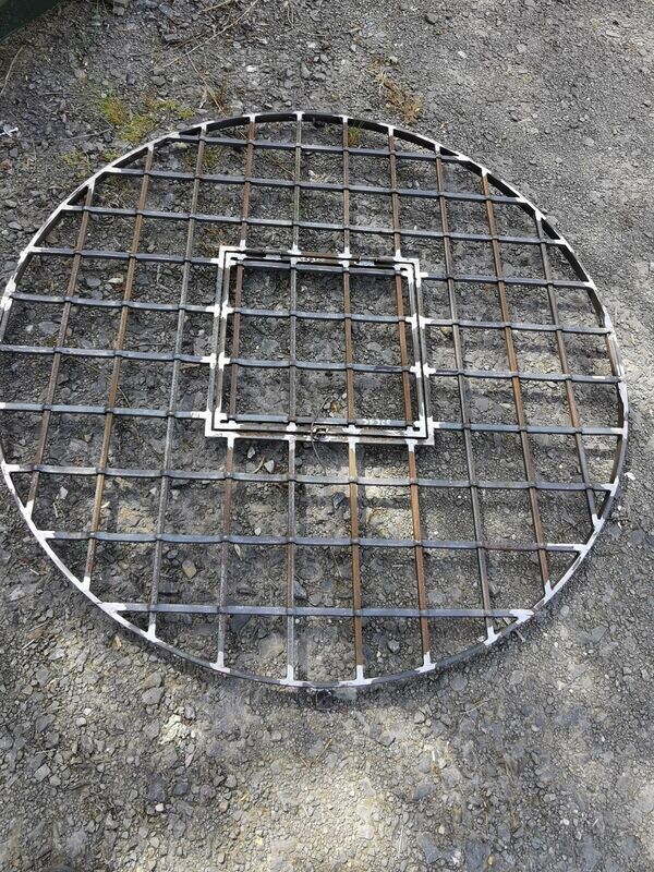 grille de puits décor médiéval avec trappe de 45 x45 cm