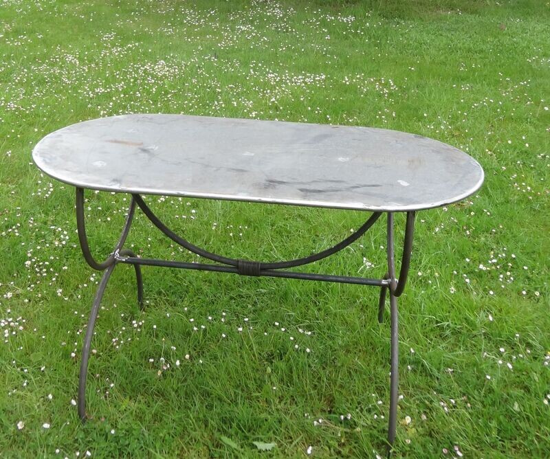 table de jardin ovale  ,plateau en tôle et perds fer plein de 20 mm