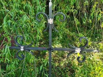 croix décor fleurs de lys en fer plein de 26 mm,170cm de haut