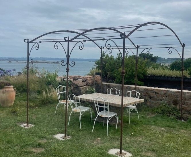 pergola en 3 m x 3 mètres ,fer plein et poteaux en tubes