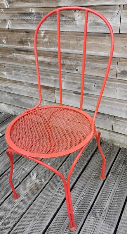 chaise de jardin  avec assise grillagée