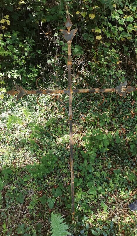 croix catholique ,reproduction d'un modèle ancien, photographié  en se promenant