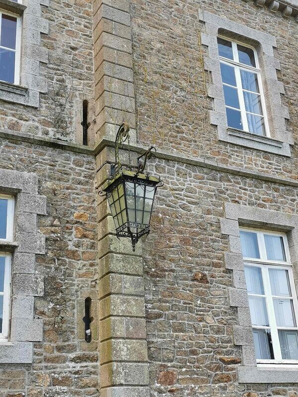 lanterne de château en fer forgé
