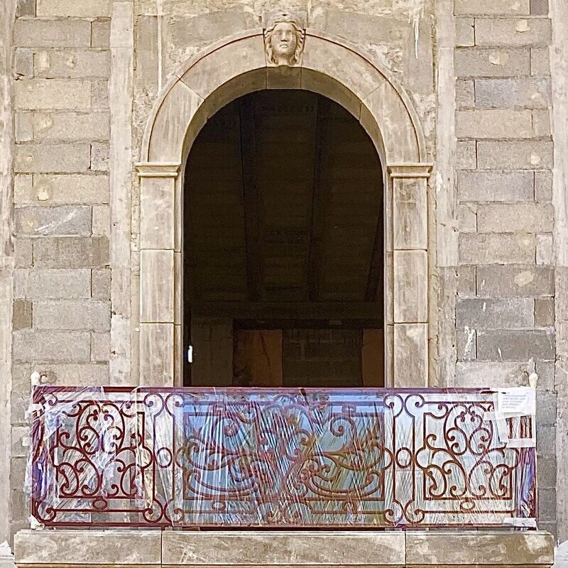 Balcon en fer plein, réplique d'un modèle XVIIIe réalisé sur mesure