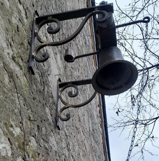 potence pouvant supporter une lanterne, des pots de fleurs,