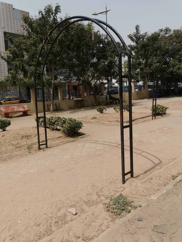 arche en tube de  de 4 cm ,scellée dans des plots en béton