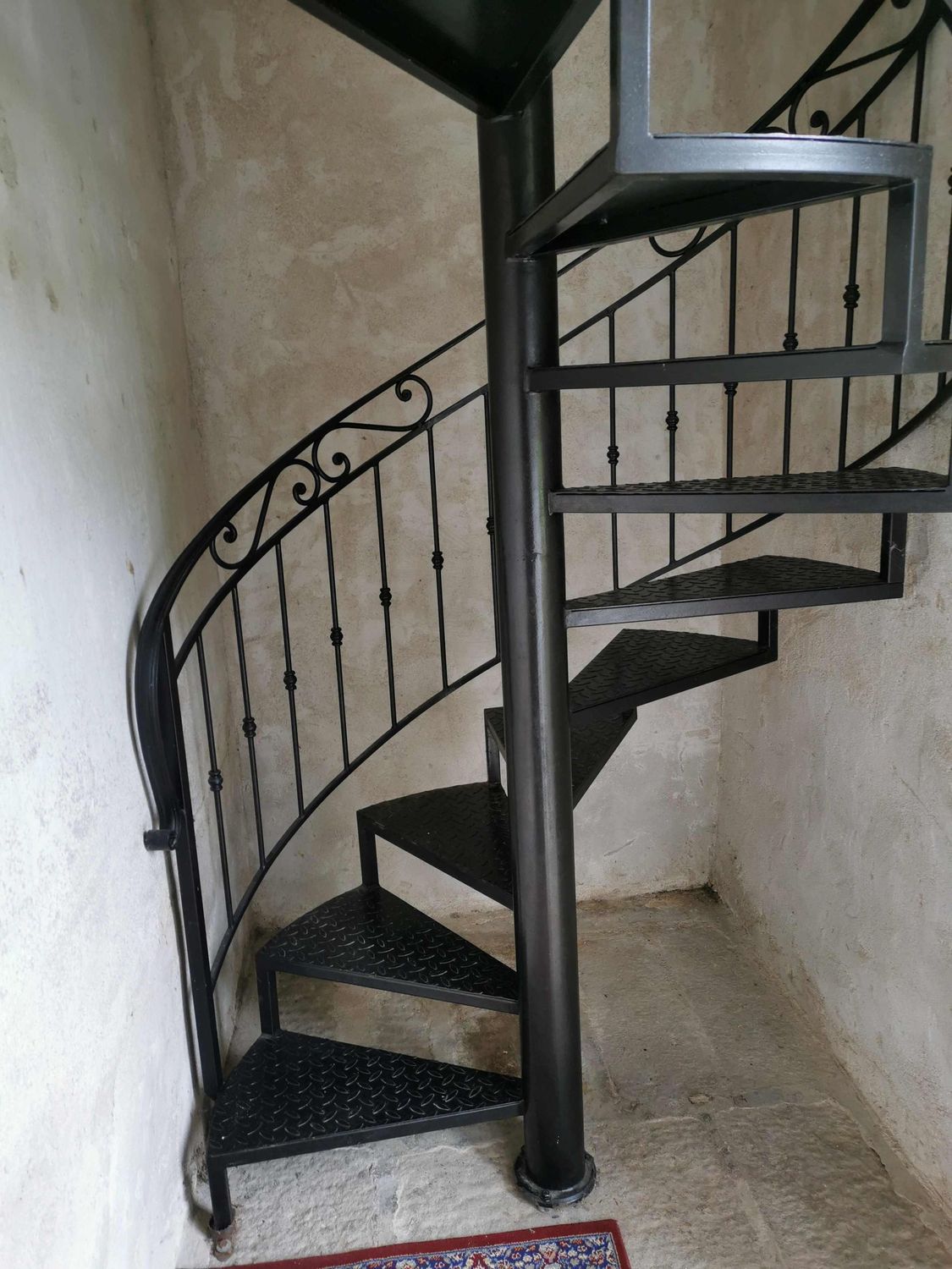 escalier hélicoïdal en fer  hauteur 3.5 m, marches de 60 cm ,tôle alarmée