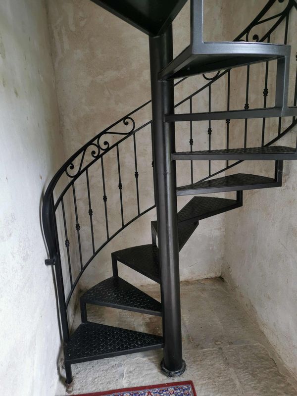 escalier hélicoïdal en fer  hauteur 3.5 m, marches de 60 cm ,tôle alarmée