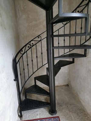 escalier hélicoïdal en fer  hauteur 3.5 m, marches de 60 cm ,tôle alarmée
