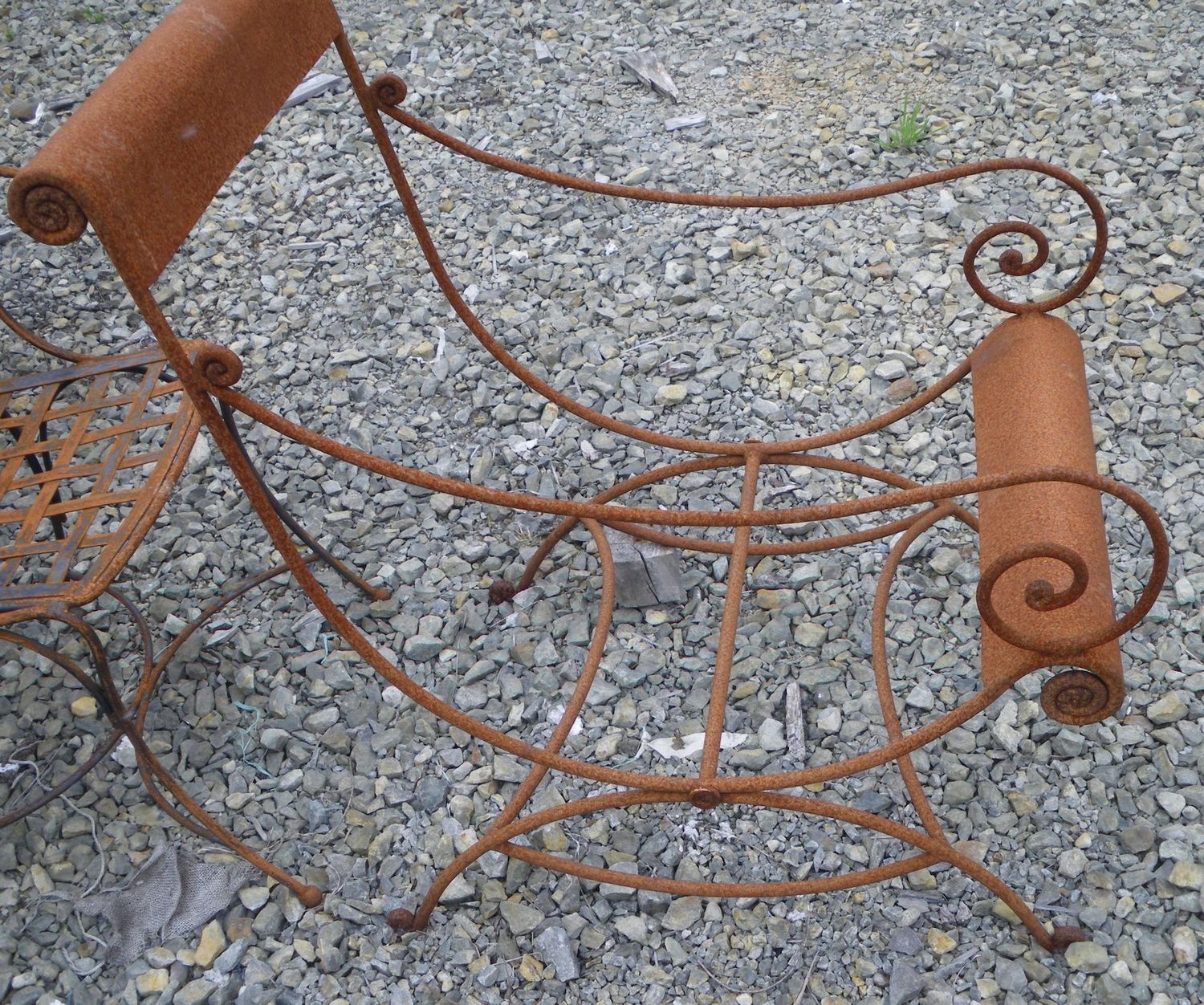 Chaise longue ,structure seule en fer foré et tôle