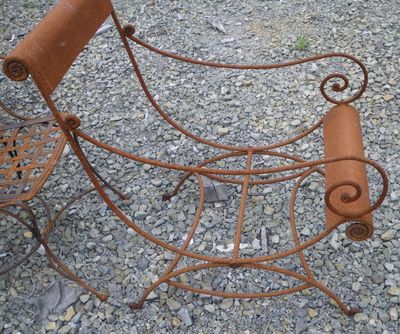 Chaise longue ,structure seule en fer foré et tôle