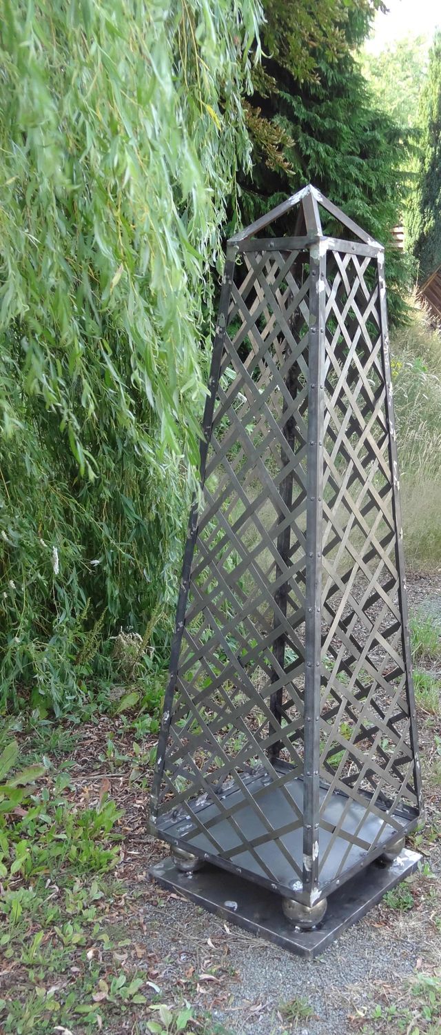 topiaire a croisillons en fer plat ,modèle classique des jardins royaux