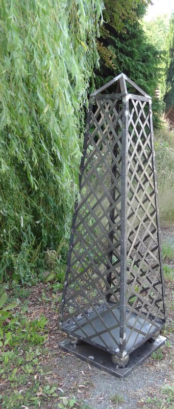 topiaire a croisillons en fer plat ,modèle classique des jardins royaux