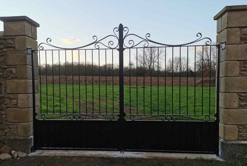 Portail fabriqué sur mesure ,deux vantaux de 200 cm