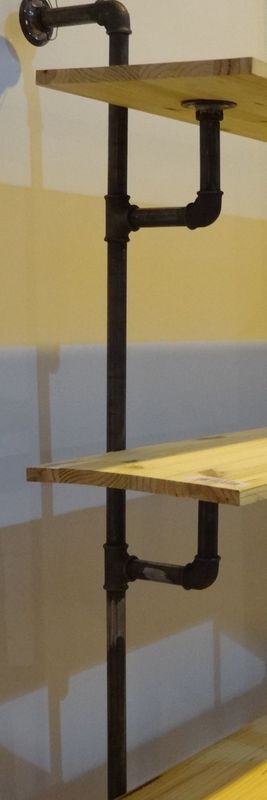 étagères réalisées avec du matériel de plomberie