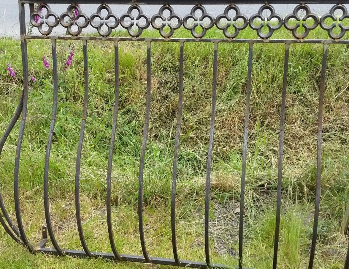 Balcon fabriqué avec une ceinture décor motif en fonte