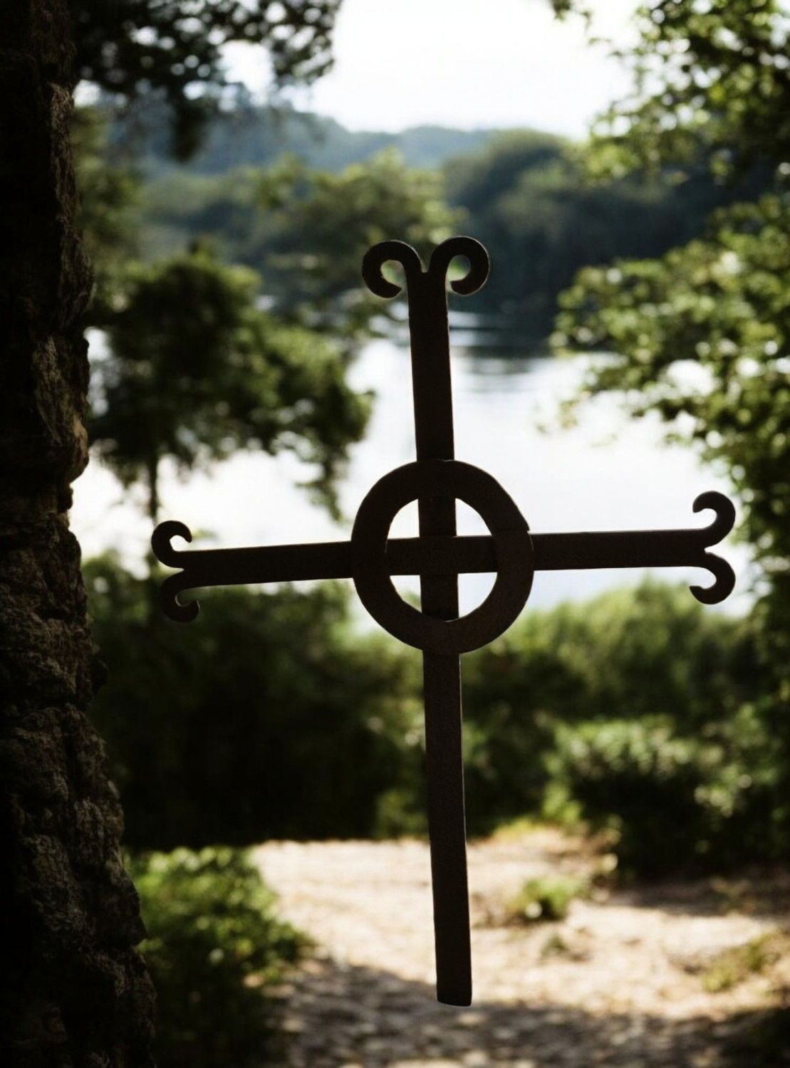 croix ancienne  d un cimetière catholique