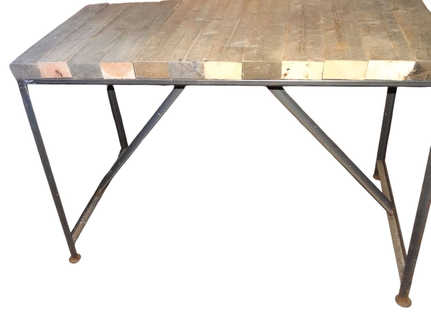 structure métallique d'un établi; plateau enj bois de récupération