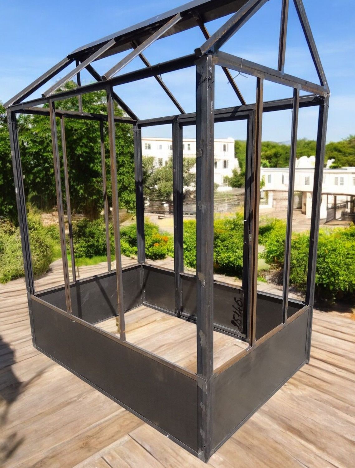 mini serre sur mesure pour une terrasse a Paris.