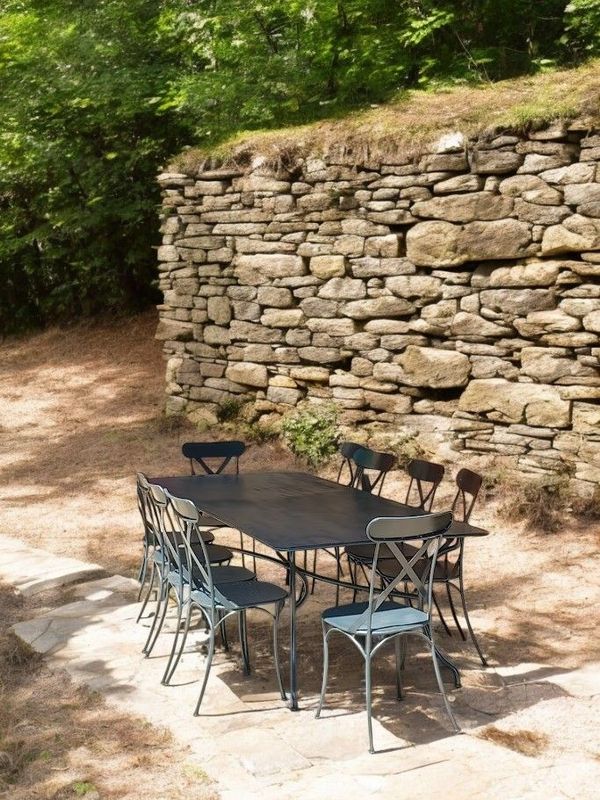 ensemble table et chaises pour une famille du sud de la France