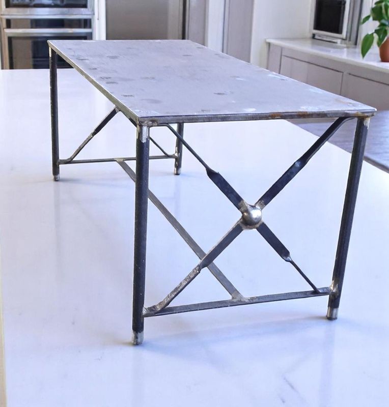 table style industriel  fabriquée sur mesure, plateau tôle