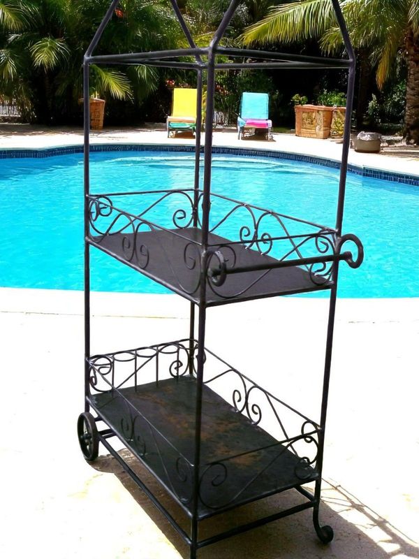 bar de jardin en fer forgé sur roulette