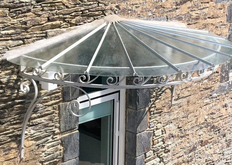 marquise fabriquée selon un dessin d'architecte