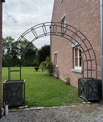 Arche de 260 cm de large par 250 cm de haut et reposant sur 2 bacs à oranger Arche de 260 cm de large par 250 cm de haut et reposant sur 2 bacs à oranger