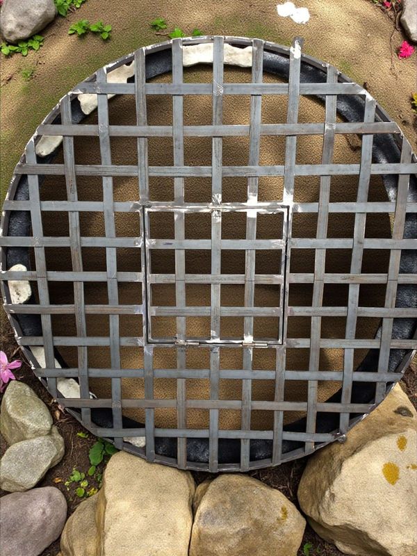 grille de puits avec une trappe de 45x45 cm grille de puits avec une trappe de 45x45 cm