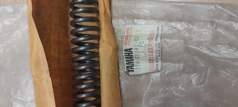 1T4-23141-01 Spring fork Yamaha XS750