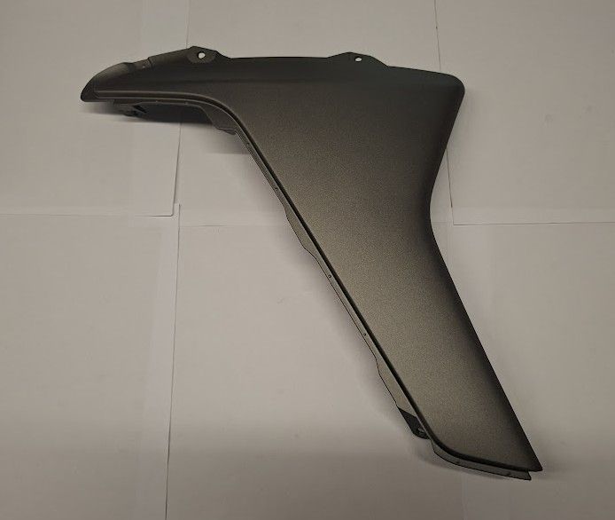 MOLE, SIDE COVER 1 GPD125-A / NMAX 125 2017-2020 / ZIJKUIP GPD125-A / NMAX 125 2017-2020 / 2DP-F171L-00-P4
