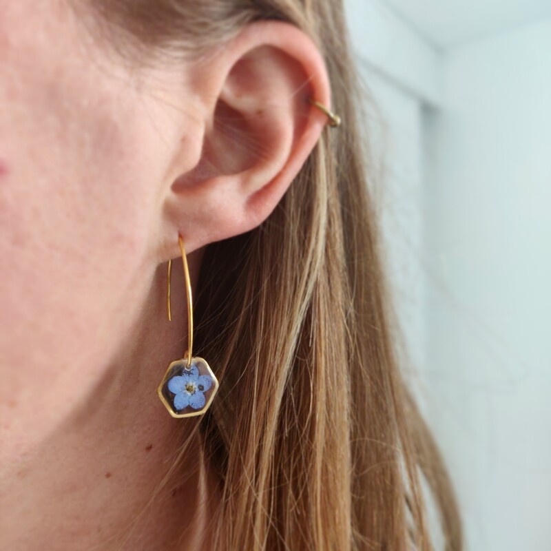 Vergeet me nietje: oorbellen goud hex lang klein