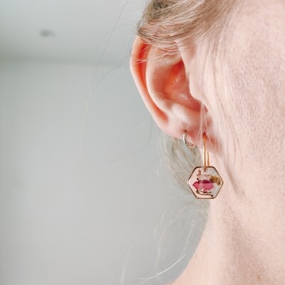 Pressed roses: oorbellen goud hex klein kort