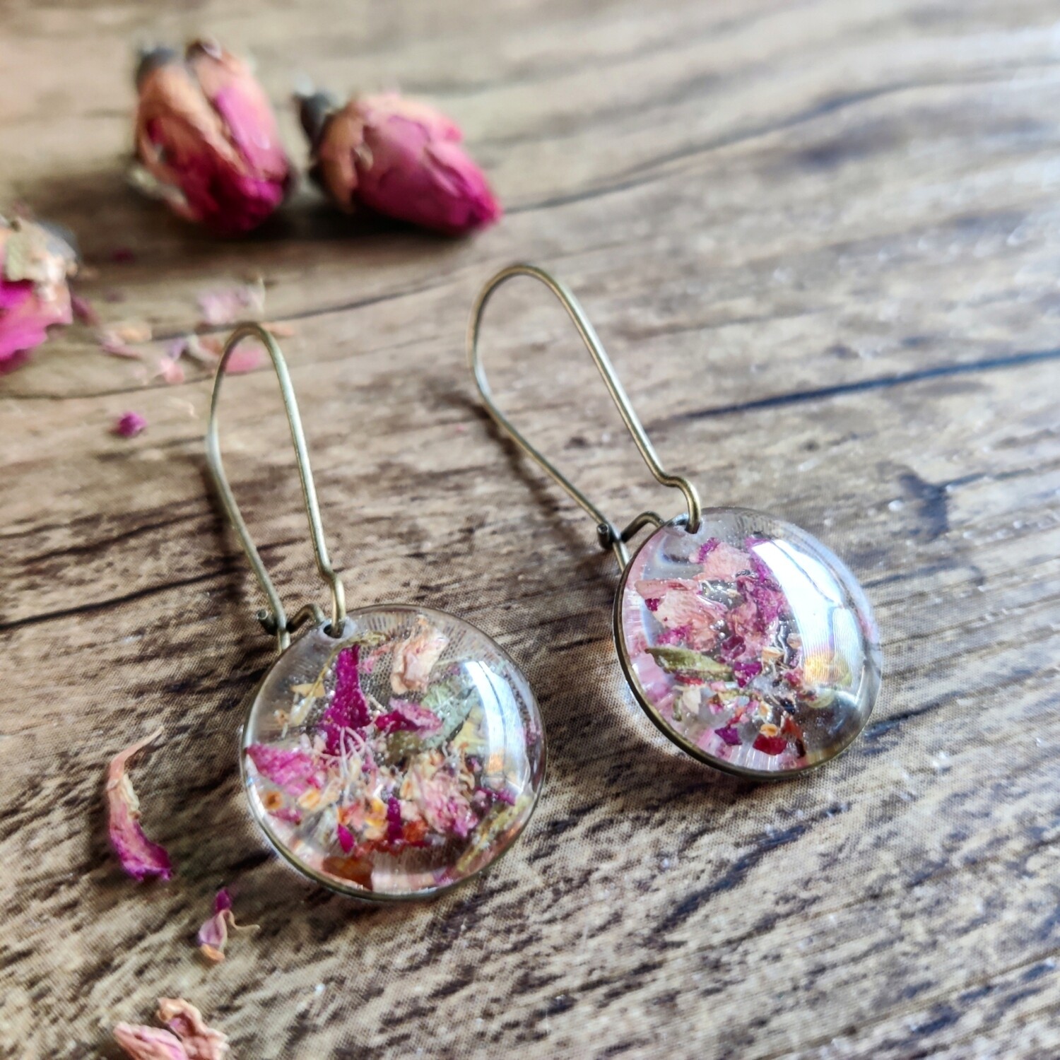 Pressed roses: oorbellen brons