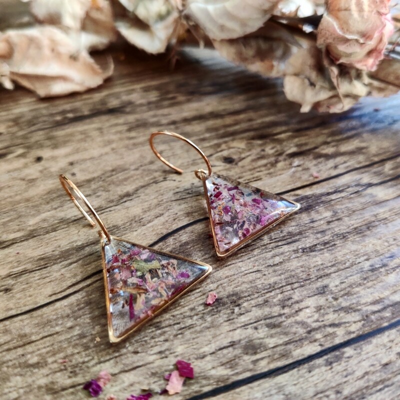 Pressed roses: oorbellen goud driehoek